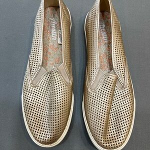 🩷❤️Women’s 11 Beige Flats ((Like New))❤️🩷